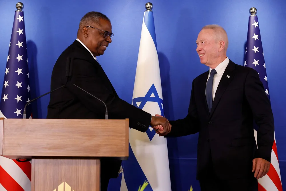 Bộ trưởng Quốc phòng MỹLloyd Austin (trái) và Bộ trưởng Quốc phòng Israel Yoav Gallant tại cuộc họp báo sau cuộc gặp tại Sân bay Quốc tế Ben Gurion (Israel) ngày 9-3. Ảnh: REUTERS