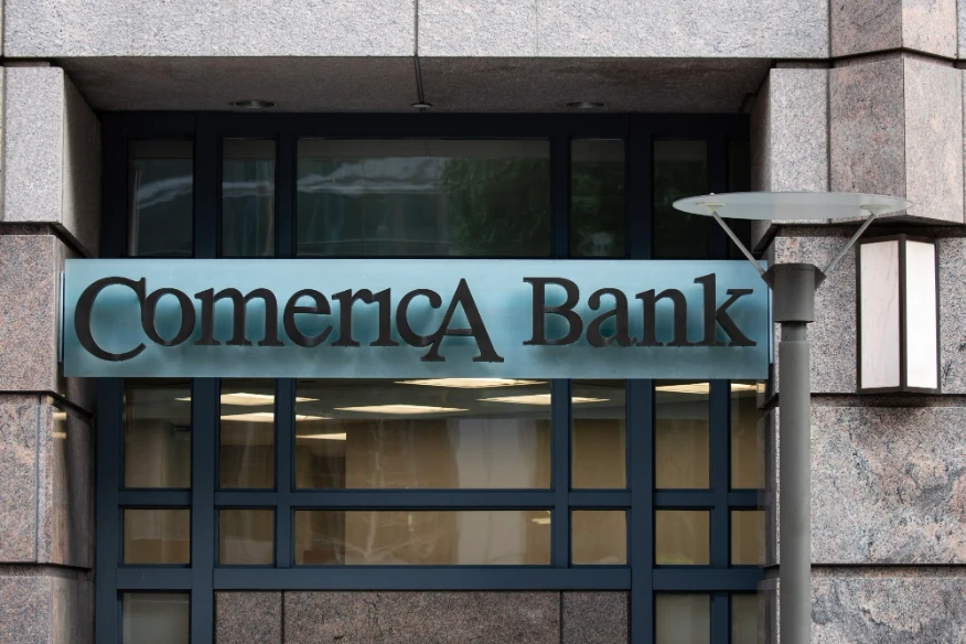 Một tòa nhà của NH Comerica ở Los Angeles, bang California (Mỹ) ngày 17-3. Sau sự sụp đổ của NH Silicon Valley, Moody's đã hạ triển vọng tín nhiệm đối với toàn bộ hệ thống NH Mỹ và đưa NH Comerica cùng nhiều NH khác vào diện theo dõi. Ảnh: EPA-EFE