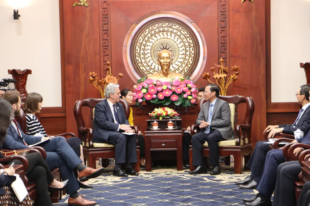 Chủ tịch UBND TPHCM Phan Văn Mãi tiếp Đặc phái viên của Thủ tướng Anh Mark Garnier vào ngày 16-3. Ảnh: UK IN VIETNAM/FACEBOOK