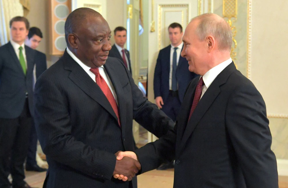 Tổng thống Nga Vladimir Putin (phải) bắt tay Tổng thống Nam Phi Cyril Ramaphosa (trái) trong buổi tiếp các lãnh đạo châu Phi tại St. Petersburg (Nga) ngày 17-6. Ảnh: RIA NOVOSTI/REUTERS