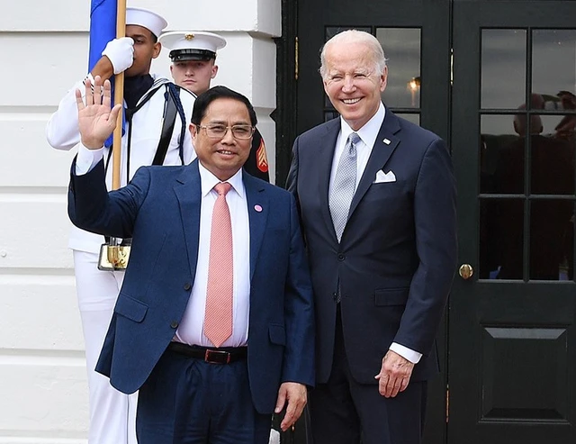 Tổng thống Mỹ Joe Biden (phải) đón tiếp Thủ tướng Phạm Minh Chính sang dự Hội nghị Cấp cao Đặc biệt ASEAN-Mỹ trong hai ngày 12 và 13-5 tại thủ đô Washington D.C. (Mỹ). Ảnh: TTXVN