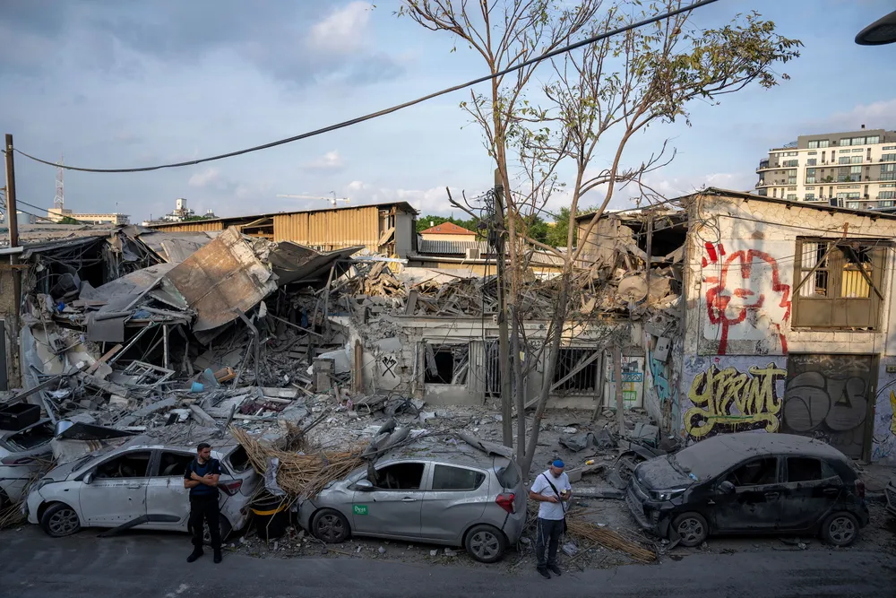 Một khu nhà bị phá hủy ở Tel Aviv (Israel) ngày 8-10, một ngày sau khi TP này hứng loạt rocket từ Dải Gaza bắn sang. Ảnh: AP d84f0a4c-aa91-498d-b231-7b20c4ee8881.jpg