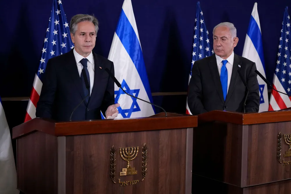 Thủ tướng Israel Benjamin Netanyahu (phải) và Ngoại trưởng Mỹ Antony Blinken họp báo tại trụ sở Bộ Quốc phòng Israel, ở Tel Aviv (Israel) ngày 12-10. Ảnh: AP blinken-netany_hpMain_20231012-081012.jpg
