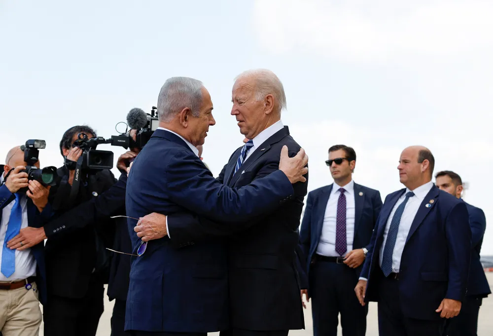 Thủ tướng Israel Benjamin Netanyahu (trái) đón Tổng thống Mỹ Joe Biden đến Tel Aviv ngày 18-10. Ảnh: REUTERS Anh bai chinh P16 dang 19-10-2023.jpeg