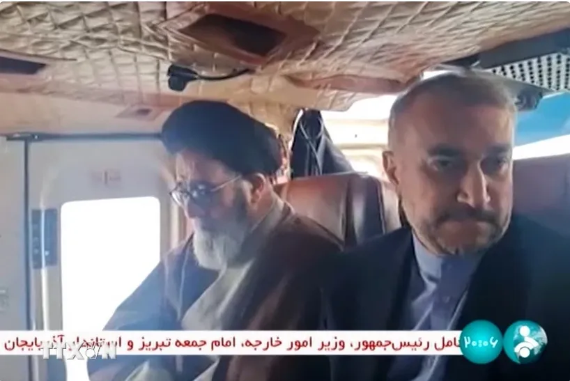 Tổng thống Iran Ebrahim Raisi (trái) và Ngoại trưởng Iran Hossein Amir-Abdollahian (phải) trên trực thăng trước khi trực thăng rơi ở tỉnh Đông Azerbaijan. Ảnh: AFP/TTXVN Tổng thống Iran qua đời trong tai nạn trực thăng