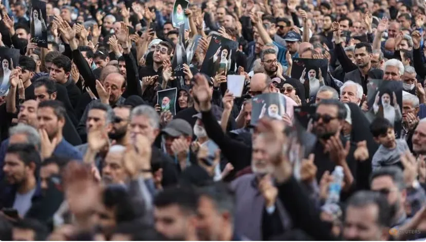 Người dân Iran tập trung thương tiếc cố Tổng thống Iran Ebrahim Raisi, tại Tehran (Iran) ngày 20-5. Ảnh: REUTERS Iran.PNG