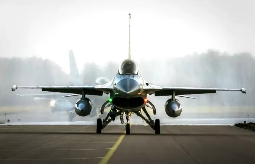 Tiêm kích F-16 của Không quân Hoàng gia Hà Lan hạ cánh trên đường băng của Căn cứ Không quân Volkel, miền nam Hà Lan, vào ngày 2-1-2019. Ukraine dự kiến sẽ nhận được 24 máy bay phản lực do Mỹ sản xuất từ Hà Lan trong những tháng tới. Ảnh: AFP/GETTY IMAGES F-16 Ukraine dùng vũ khí phương Tây đánh Nga.PNG
