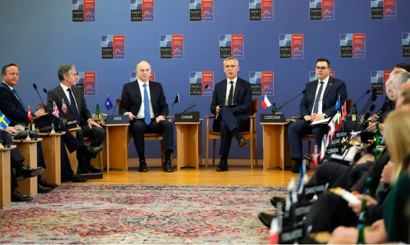 Tổng thư ký NATO Jens Stoltenberg (giữa) chủ trì cuộc họp của các ngoại trưởng NATO tại Praha (CH Czech) vào ngày 31-5. Ảnh: AFP/ GETTY IMAGES NATO- Ukraine dùng vũ khí phương Tây đánh Nga.PNG
