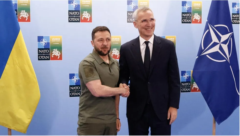 Tổng thư ký NATO Jens Stoltenberg (phải) bắt tay Tổng thống Ukraine Volodymyr Zelensky trước cuộc họp báo chung bên lề hội nghị thượng đỉnh NATO ở Vilnius (Lithuania) ngày 12-7-2023. Ảnh: AFP Zelensky-NATO- Ukraine dùng vũ khí phương Tây đánh Nga.PNG