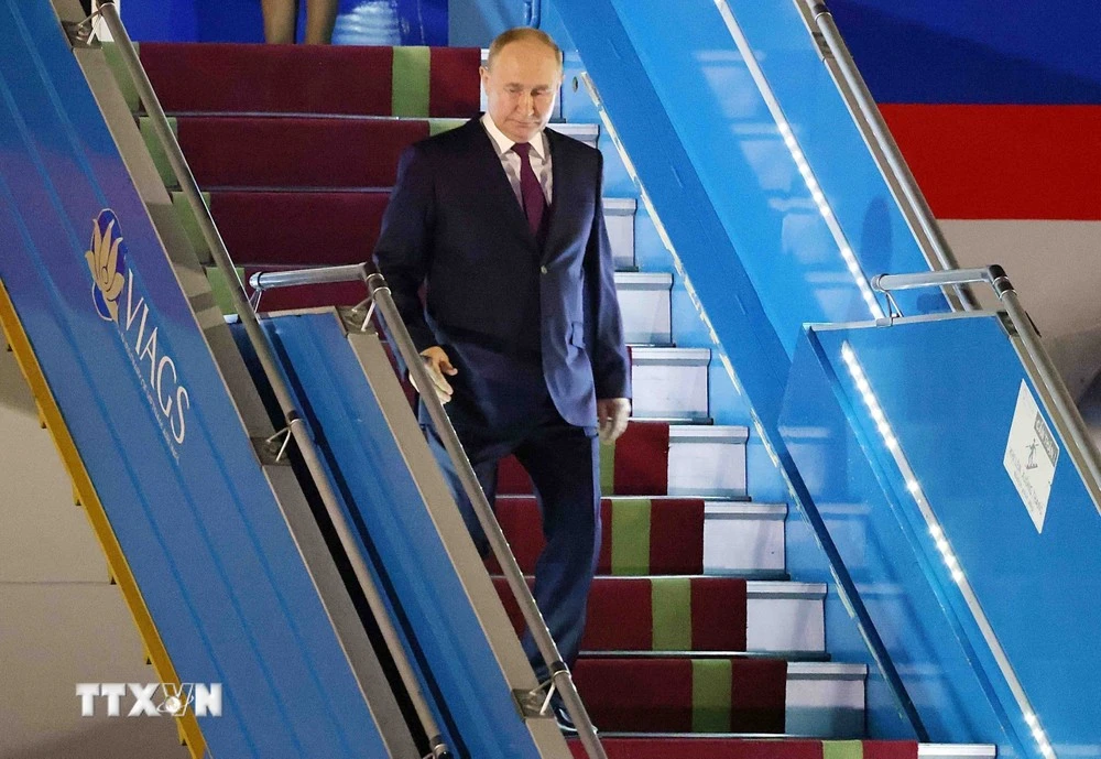 Tổng thống Liên bang Nga Vladimir Putin đến Sân bay Quốc tế Nội Bài. (Ảnh: Phạm Kiên/TTXVN) IMG_1494.jpeg