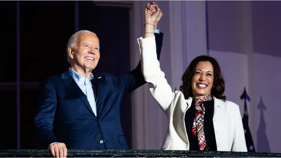 Tổng thống Joe Biden và Phó Tổng thống Kamala Harris xuất hiện trên Ban công Truman của Nhà Trắng ở Washington, D.C., hôm 6-7. Bà Harris là một trong những người đang được nhiều người ủng hộ thay ông Biden đấu với ông Trump. Ảnh: GETTY IMAGES Harris Biden.png