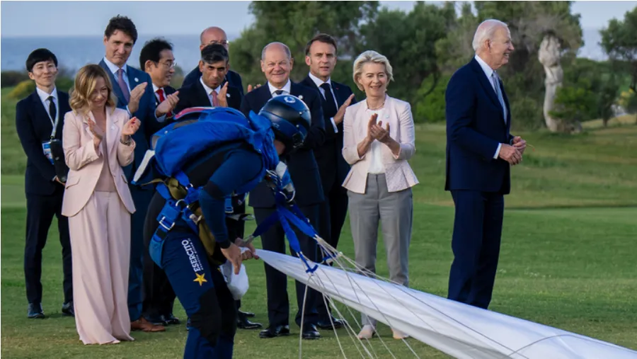 (Từ phải sang): Tổng thống Joe Biden, Thủ tướng Ý Giorgia Meloni, Tổng thống Pháp Emmanuel Macron, Thủ tướng Canada Justin Trudeau, Thủ tướng Đức Olaf Scholz, Thủ tướng Anh Rishi Sunak và Thủ tướng Nhật Fumio Kishida tham dự phiên họp về châu Phi, biến đổi khí hậu và phát triển vào ngày đầu tiên của hội nghị thượng đỉnh G-7 ở Savelletri (Ý) vào ngày 13-6. Ảnh: REUTERS chính trị gia NATO
