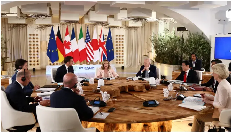 (Từ trái sang): Thủ tướng Ý Giorgia Meloni, Thủ tướng Canada Justin Trudeau, Thủ tướng Nhật Fumio Kishida, Thủ tướng Anh Rishi Sunak, Chủ tịch Hội đồng EU Charles Michel, Thủ tướng Đức Olaf Scholz (SPD), Tổng thống Pháp Emmanuel Macron, Chủ tịch Ủy ban EU Ursula von der Leyen và Tổng thống Joe Biden tại hội nghị thượng đỉnh G-7 ở Fasano (Ý) vào ngày 13-6. Ảnh: GETTY IMAGES NATO1.png
