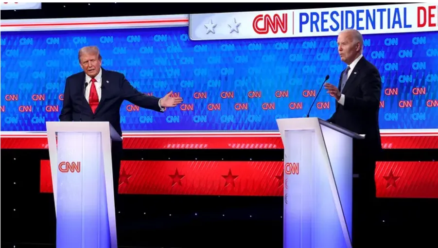 Tổng thống Mỹ Joe Biden (phải) và cựu Tổng thống Mỹ Donald Trump trong phiên tranh luận tuần trước. Ảnh: GETTY IMAGES Trump Biden.png