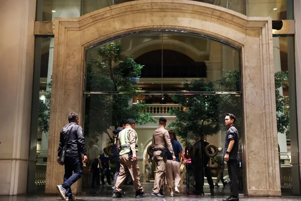 Cảnh sát làm việc tại khách sạn Grand Hyatt Erawan, thủ đô Bangkok (Thái Lan) - nơi được cho là có 6 người tử vong ngày 16-7. Ảnh: REUTERS Cảnh sát làm việc tại khách sạn Grand Hyatt Erawan, thủ đô Bangkok (Thái Lan) - nơi được cho là có 6 người tử vong ngày 16-7. Ảnh: REUTERS