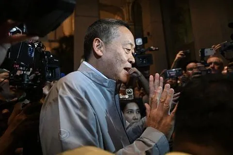 Thủ tướng Thái Lan Srettha Thavisin trao đổi với báo chí tại khách sạn Grand Hyatt Erawan. Ảnh: AFP IMG_2166.webp