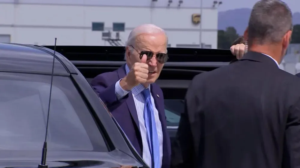 Tổng thống Mỹ Joe Biden ra khỏi chiếc limousine để lên chuyên cơ Air Force One đi cách ly vì nhiễm COVID-19. Ảnh: CNN IMG_2170.jpeg