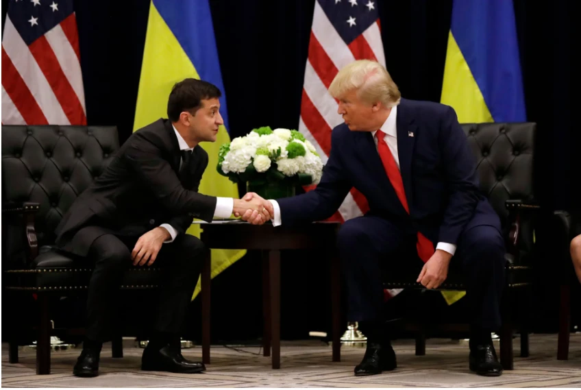 Ông Trump (phải) với tư cách tổng thống Mỹ trong một lần tiếp ông Zelensky (trái) tại Nhà Trắng. Ông Trump và ông Zelensky có lịch điện đàm ngay sau khi ông Trump nhận đề cử từ đảng Cộng hòa. Ảnh: AP Ông Trump và ông Zelensky có lịch điện đàm.png