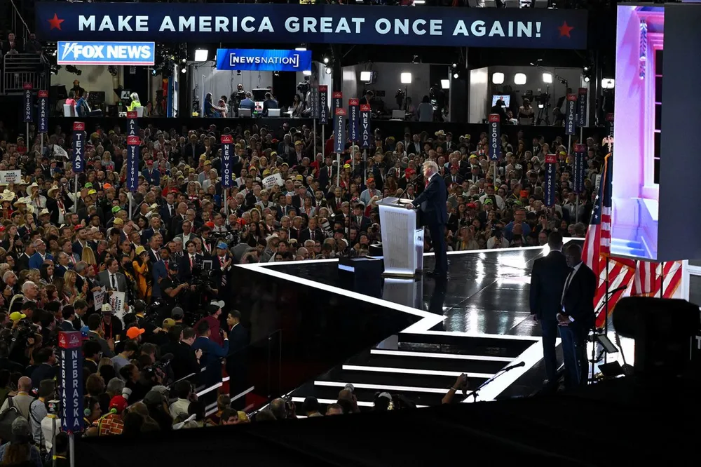 Cựu Tổng thống Mỹ Donald Trump trên sân khấu Đại hội toàn quốc đảng Cộng hòa vào ở TP Milwaukee (bang Wisconsin, Mỹ) ngày 18-7. Ảnh: CNN Trump phát biểu2.jpg