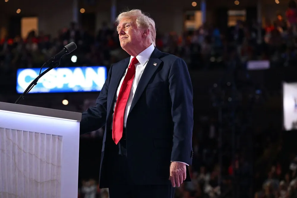Cựu Tổng thống Mỹ Donald Trump trên sân khấu Đại hội toàn quốc đảng Cộng hòa vào ở TP Milwaukee (bang Wisconsin, Mỹ) ngày 18-7. Ảnh: CNN Trump phát biểu4.jpg