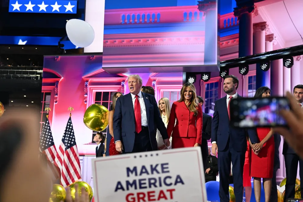 Cựu Tổng thống Donald Trump và cựu đệ nhất phu nhân Melania Trump xuất hiện trên sân khấu cùng ứng cử viên phó tổng thống JD Vance và vợ ông là bà Usha. Ảnh: CNN Trump tại đại hội đảng Cộng hòa.jpg
