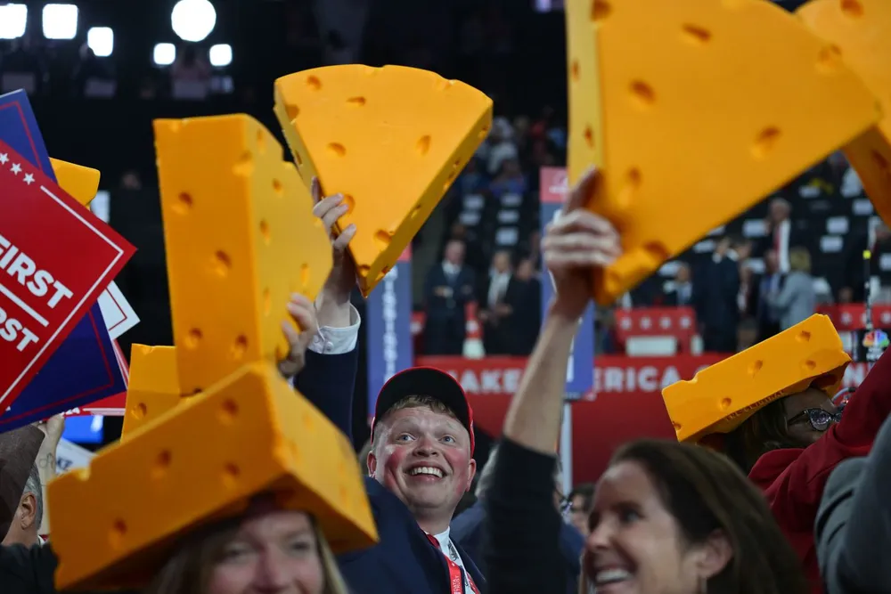 Người ủng hộ giơ cao mũ phô mai - một loại mũ truyền thống của bang chiến trường Wisconsin - tại đại hội tối 18-7. Ảnh: CNN Trump tại đại hội đảng Cộng hòa10.jpg
