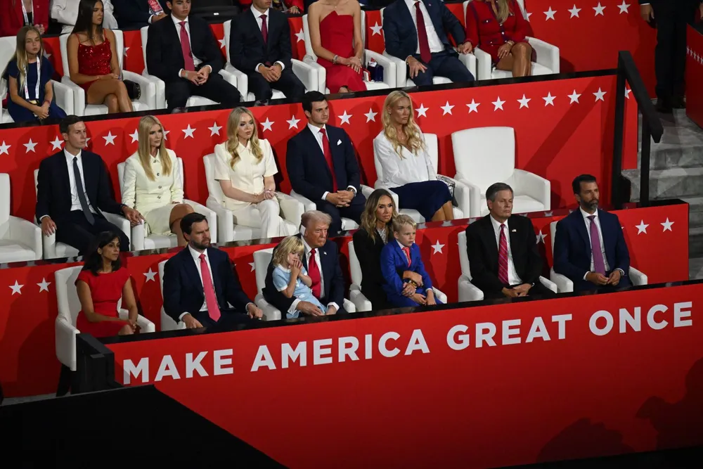 Người thân ông Trump tại đại hội tối 18-7. Ảnh: CNN Trump tại đại hội đảng Cộng hòa16.jpg