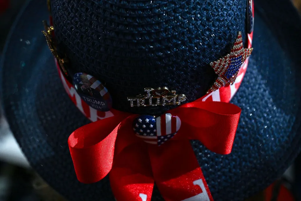 Người ủng hộ đội mũ có tên ông Trump tại đại hội tối 18-7. Ảnh: CNN Trump tại đại hội đảng Cộng hòa17.jpg