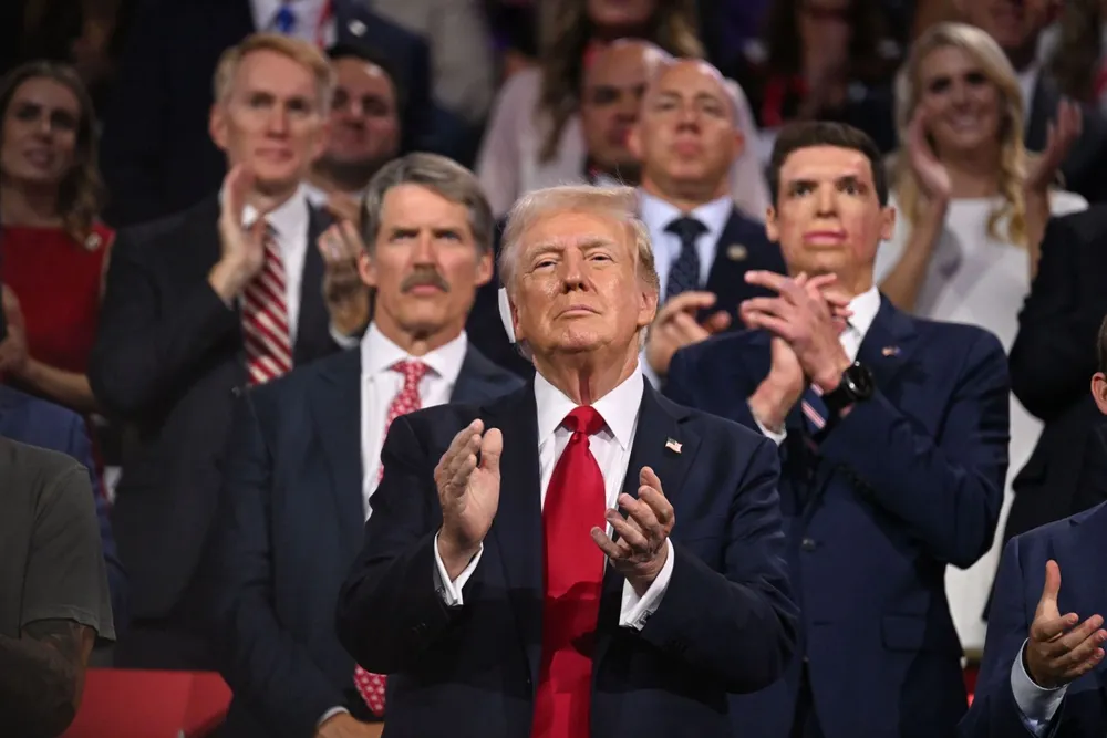 Ông Trump tại đại hội tối 18-7. Ảnh: CNN Trump tại đại hội đảng Cộng hòa18.jpg