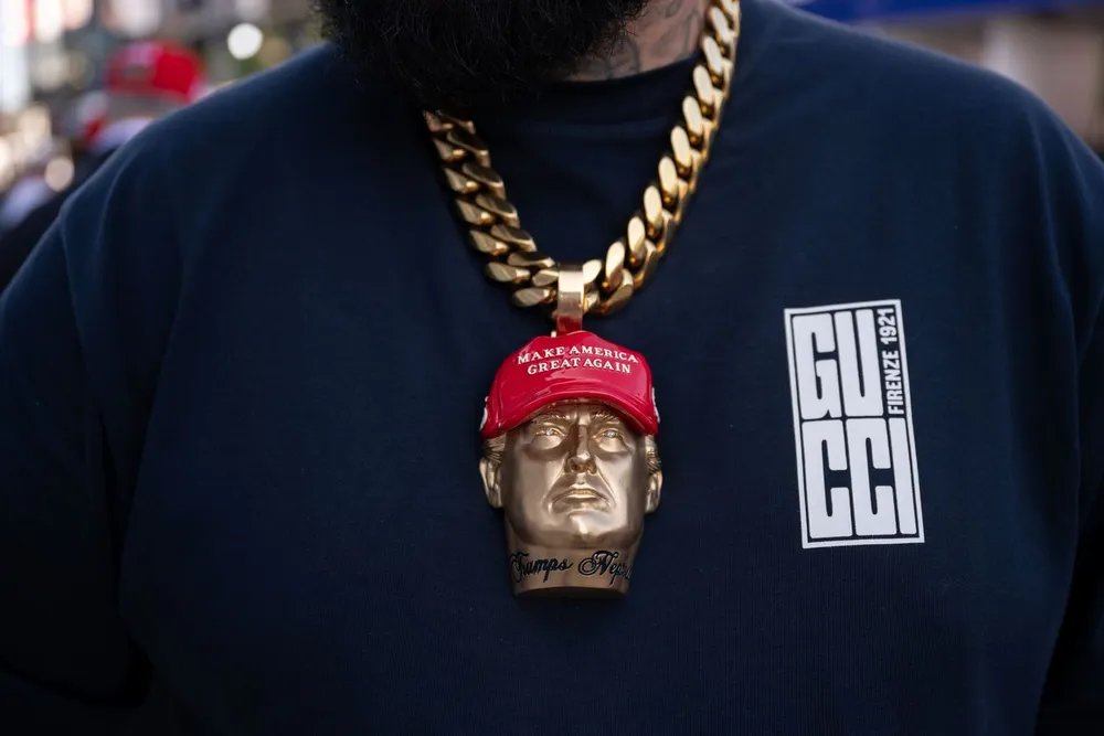 Người ủng hộ đeo dây chuyền có mặt hình ông Trump, tại đại hội tối 18-7. Ảnh: CNN Trump tại đại hội đảng Cộng hòa19.jpg