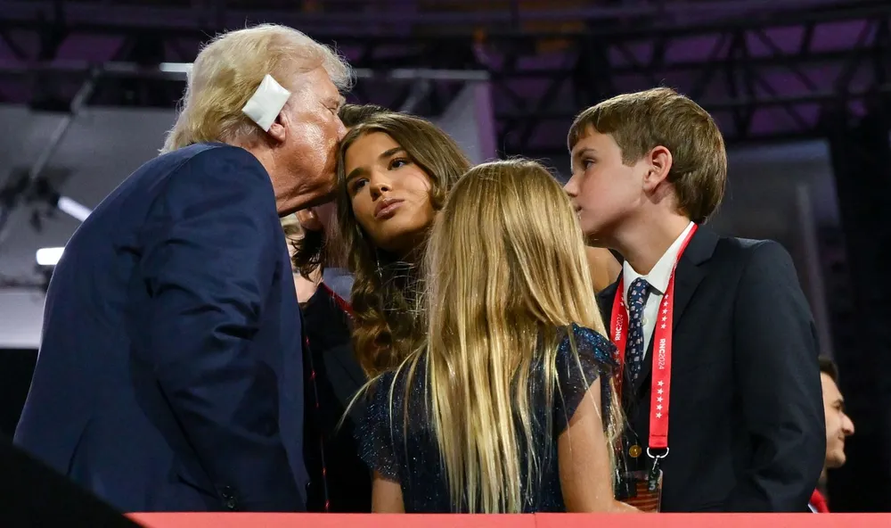 Ông Trump và các cháu tại đại hội tối 18-7. Ảnh: CNN Trump tại đại hội đảng Cộng hòa21.jpg
