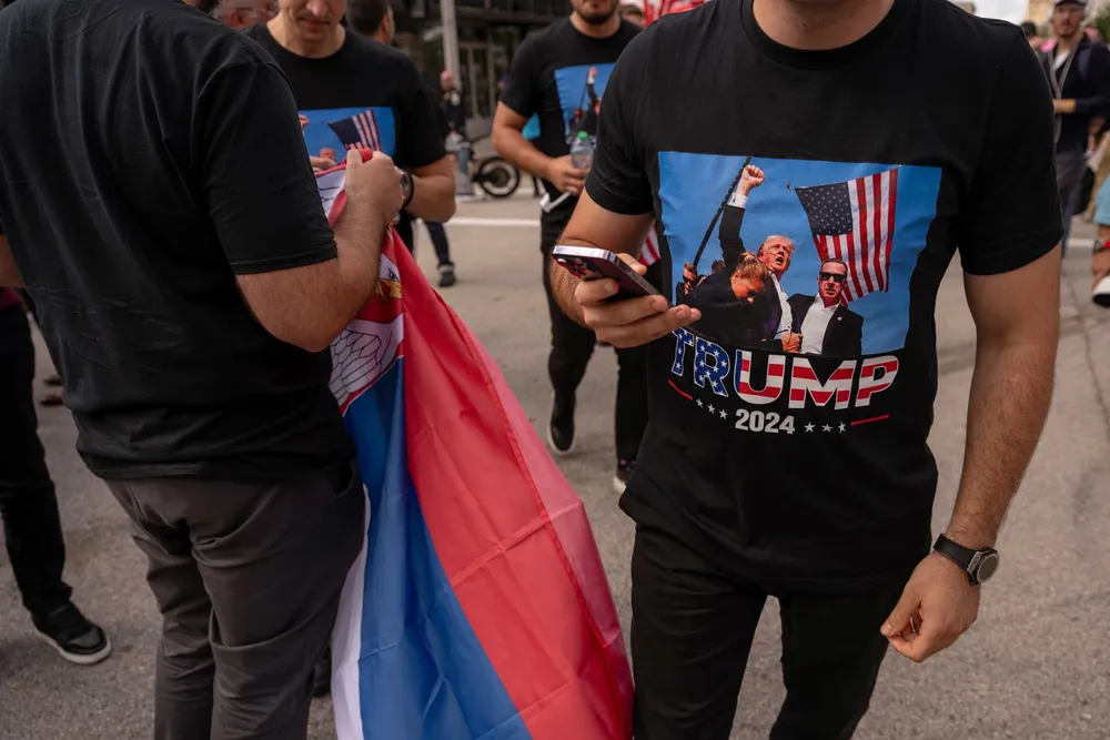 Người ủng hộ ông Trump bên ngoài nơi diễn ra đại hội. Ảnh: CNN Trump tại đại hội đảng Cộng hòa24.jpg