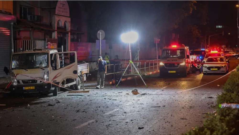 Lực lượng an ninh và cứu hộ của Israel phong tỏa hiện trường vụ nổ ở Tel Aviv vào tối 18-8. Ảnh: AFP/GETTY IMAGES Nổ lớn ở thủ đô Israel 1.PNG