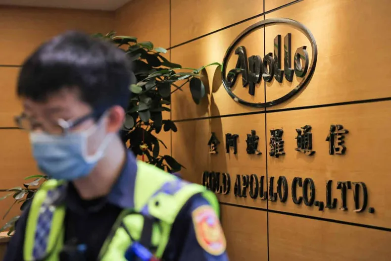 Cảnh sát khám xét văn phòng Gold Apollo tại TP Tân Bắc (Đài Loan) ngày 18-9. Ảnh: REUTERS Nổ máy nhắn tin Hezbollah-reuters.jpg