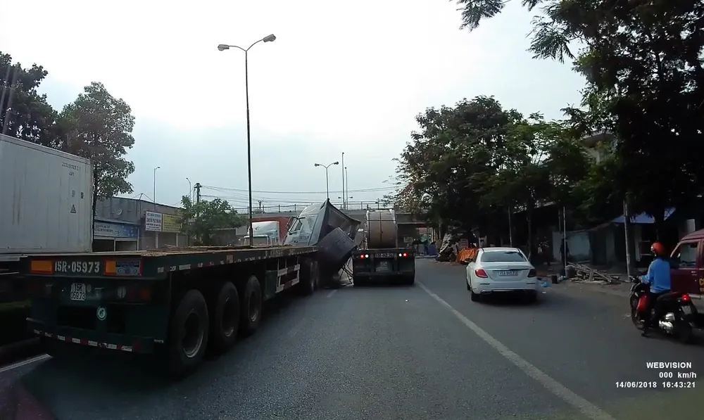 2 cuộn tôn văng khỏi khỏi xe đầu kéo đang chạy trên đường ảnh 1