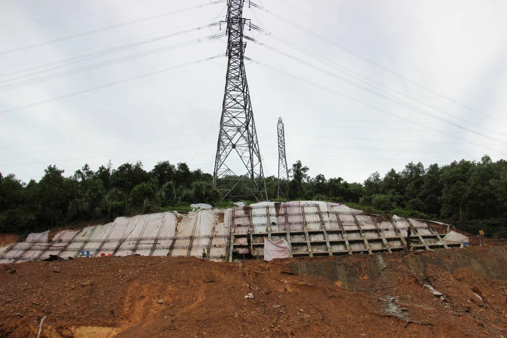 Quảng Ninh: Đường cao tốc bị sạt lở sau mưa ảnh 2