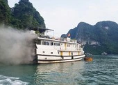 Quảng Ninh: 2 tàu chở khách du lịch qua đêm bốc cháy tại cảng ảnh 3 Tàu du lịch bốc cháy, khói mù mịt trên vịnh Hạ Long