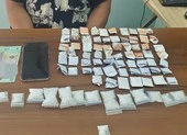 Chở vợ về quê, tranh thủ buôn bán hơn 2200 viên thuốc lắc ảnh 2 Đang mua bán lẻ ma túy thì bị công an bắt cả chủ lẫn khách