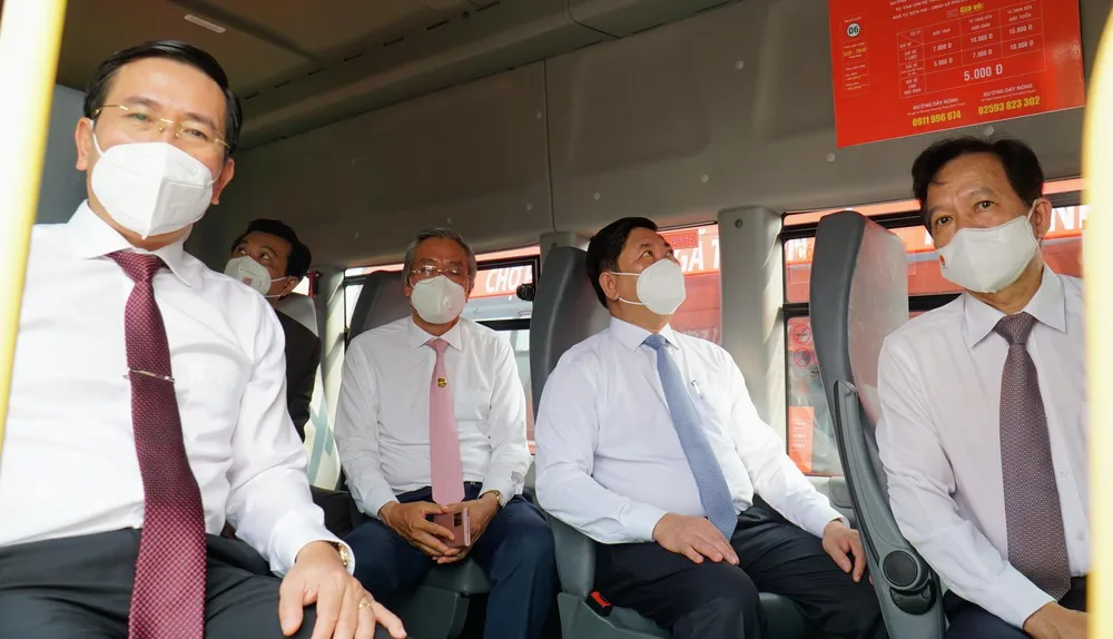 Lãnh đạo tỉnh Ninh Thuận trải nghiệm xe buýt mới. Ảnh: Huỳnh Hải.