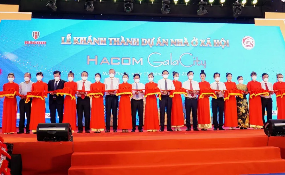 Lãnh đạo tỉnh Ninh Thuận cắt băng khánh thành 848 căn nhà ở xã hội. Ảnh: Huỳnh Hải.