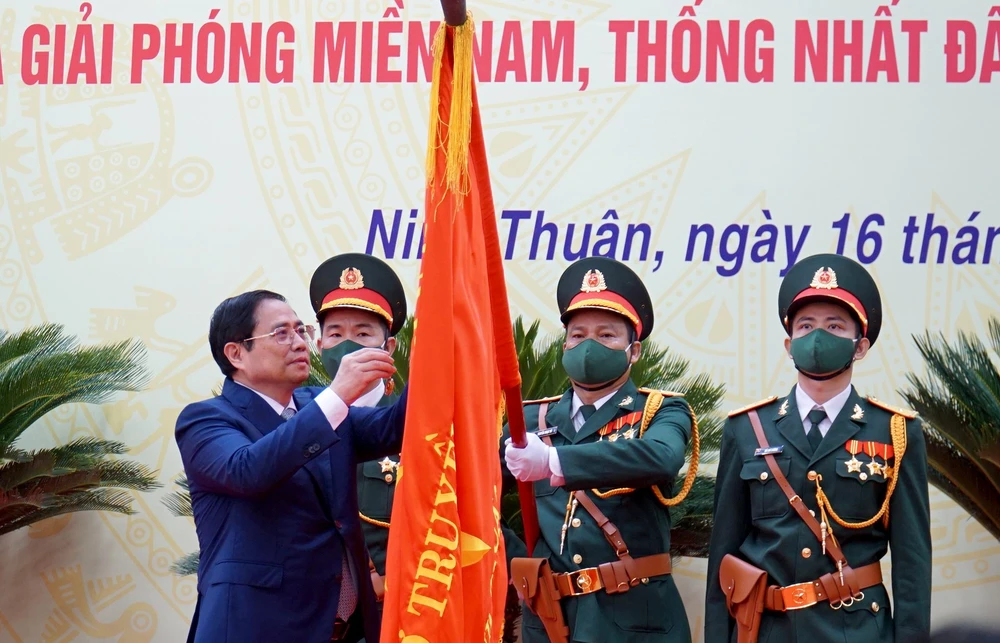 Thủ tướng Phạm Minh Chính trao Huân chương Lao động hạng Nhất của Chủ Tịch nước cho tỉnh Ninh Thuận. Ảnh: HUỲNH HẢI