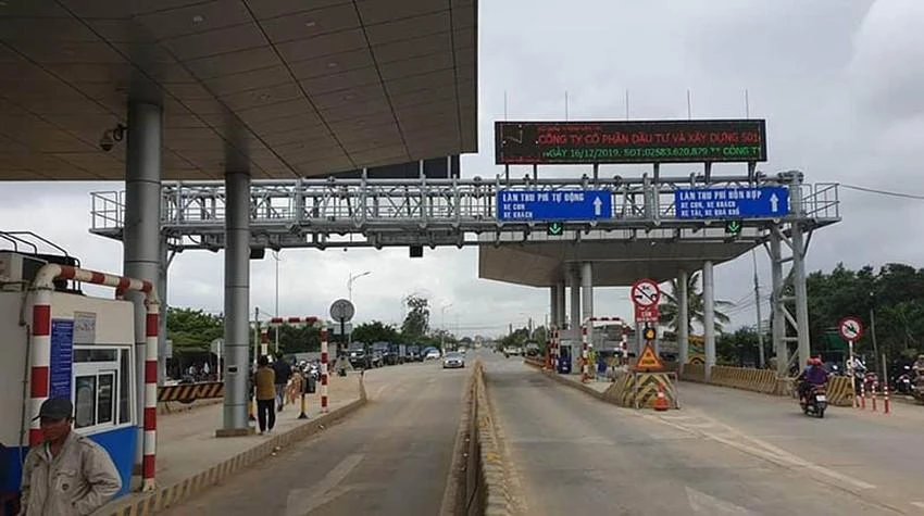 Trạm BOT liên tục bị các lái xe phản ứng. Ảnh: Tấn Lộc. Trạm BOT liên tục bị các lái xe phản ứng. Ảnh: Tấn Lộc.