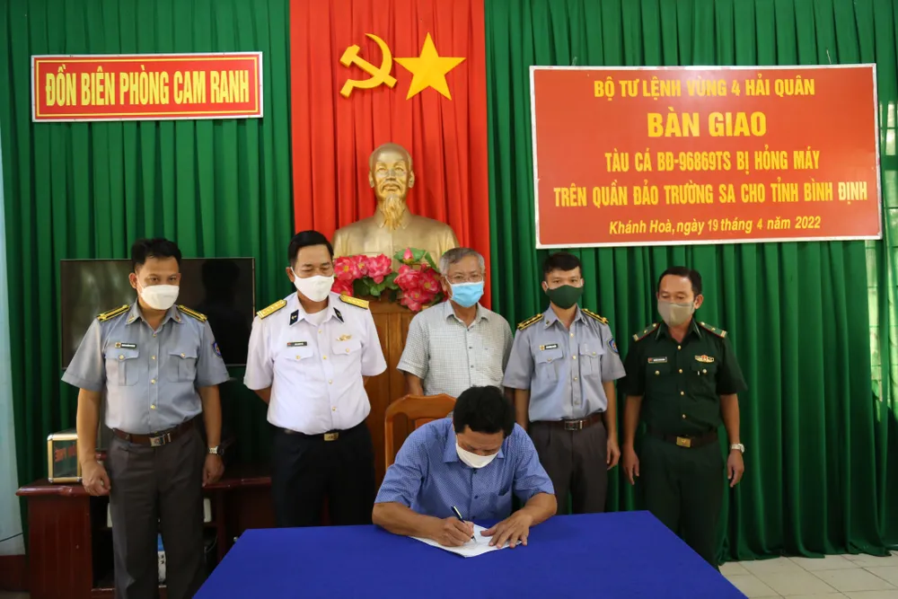 Vùng 4 Hải quân bàn giao tàu cá và ngư dân bị nạn trên quần đảo Trường Sa. Ảnh: Khắc Thành.