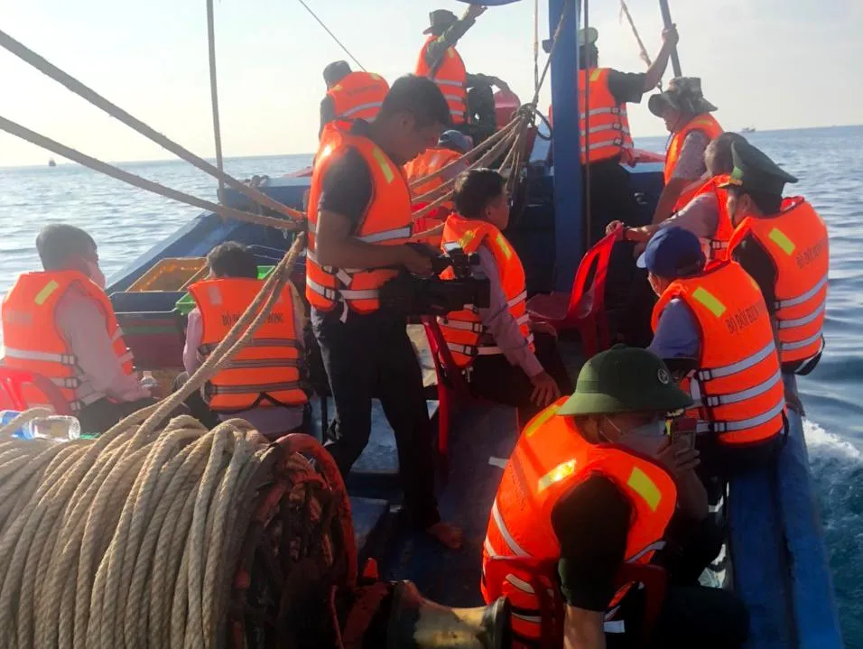 Đoàn công tác tỉnh Ninh Thuận ra kiểm tra khu vực tàu Phúc Tình 26 chìm. Ảnh: HH. Đoàn công tác tỉnh Ninh Thuận ra kiểm tra khu vực tàu Phúc Tình 26 chìm. Ảnh: HH.