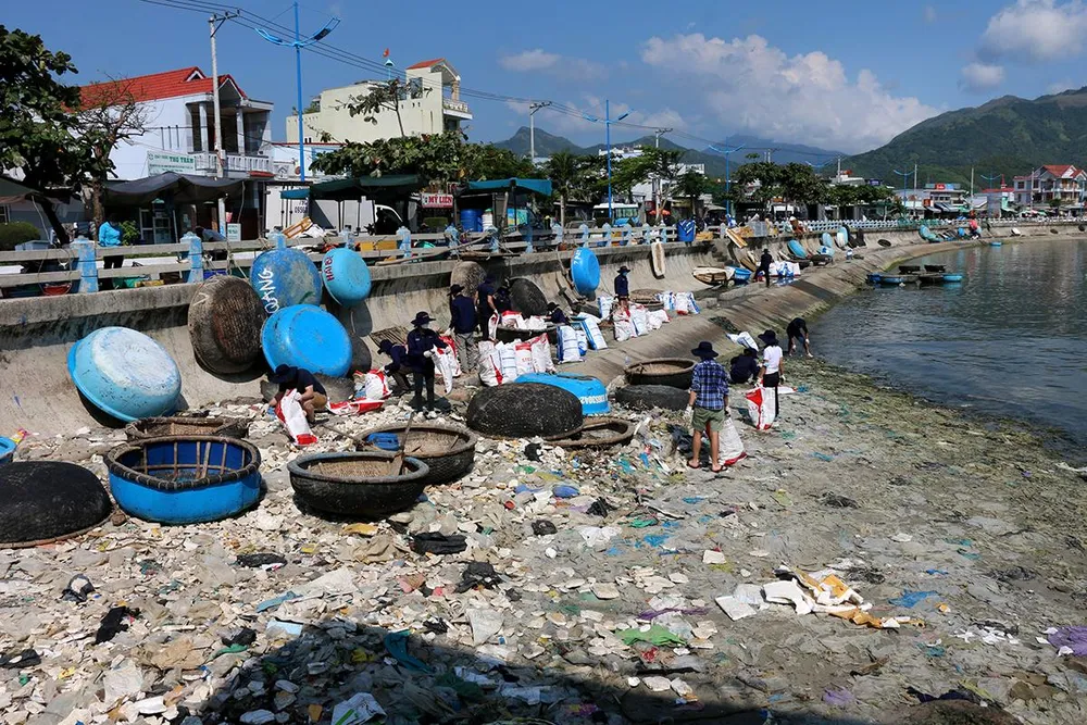 Bãi biển tại cảng cá Vĩnh Lương thường xuyên ngập trong rác. Ảnh: X.H