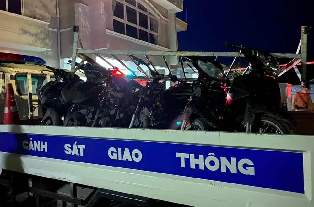 Công an tạm giữ 12 xe máy trong đó có nhiều xe chế, độ. Ảnh: Công An.