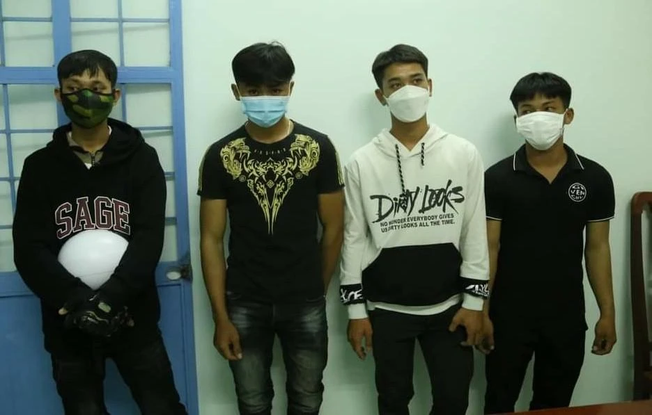4 thanh niên bị Công an đưa về trụ sở làm việc. Ảnh: Công An.