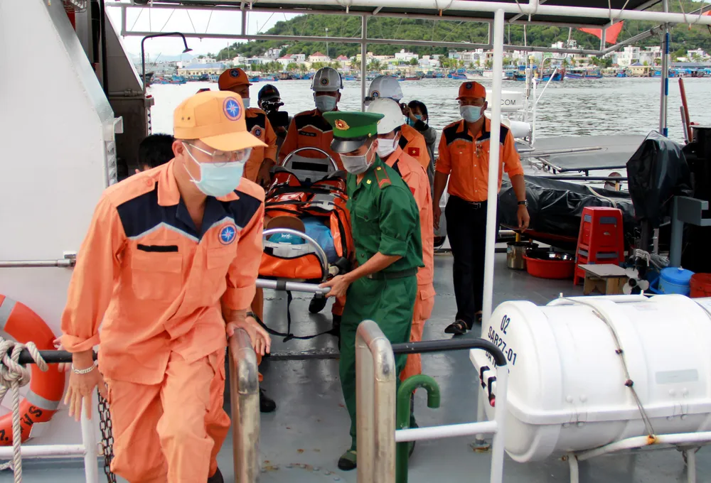 Thuyền viên bị bệnh được đưa vào bờ cấp cứu. Ảnh: PS. Thuyền viên bị bệnh được đưa vào bờ cấp cứu. Ảnh: PS.