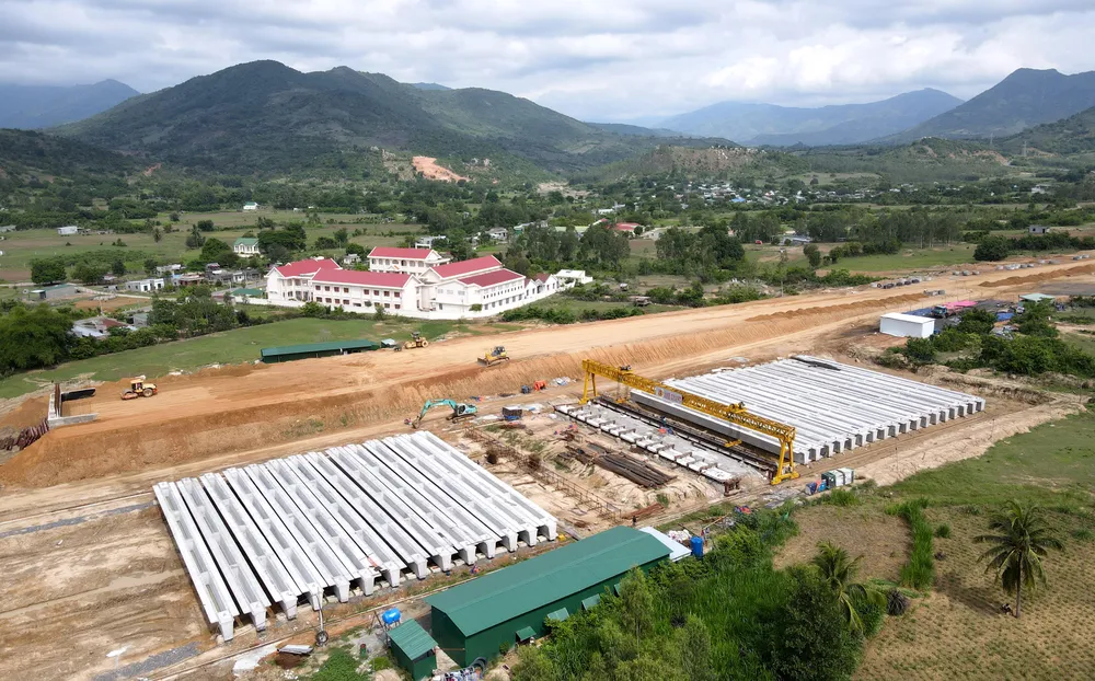 Dự án cao tốc Cam Lâm - Vĩnh Hảo cần 4,5 triệu m3 đất và 2 triệu m3 đá. Ảnh: HỮU PHƯƠNG.