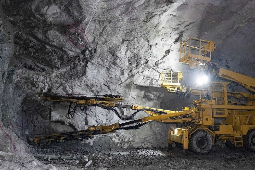 Hạng mục hầm Núi Vung, hiện có hơn 300 công nhân và kỹ thuật đang thực hiện thi công song song hai ống hầm, tổng số mét hầm đào được đến hiện tại khoảng 800 mét. Ảnh: BQL. Hạng mục hầm Núi Vung, hiện có hơn 300 công nhân và kỹ thuật đang thực hiện thi công song song hai ống hầm, tổng số mét hầm đào được đến hiện tại khoảng 800 mét. Ảnh: BQL.